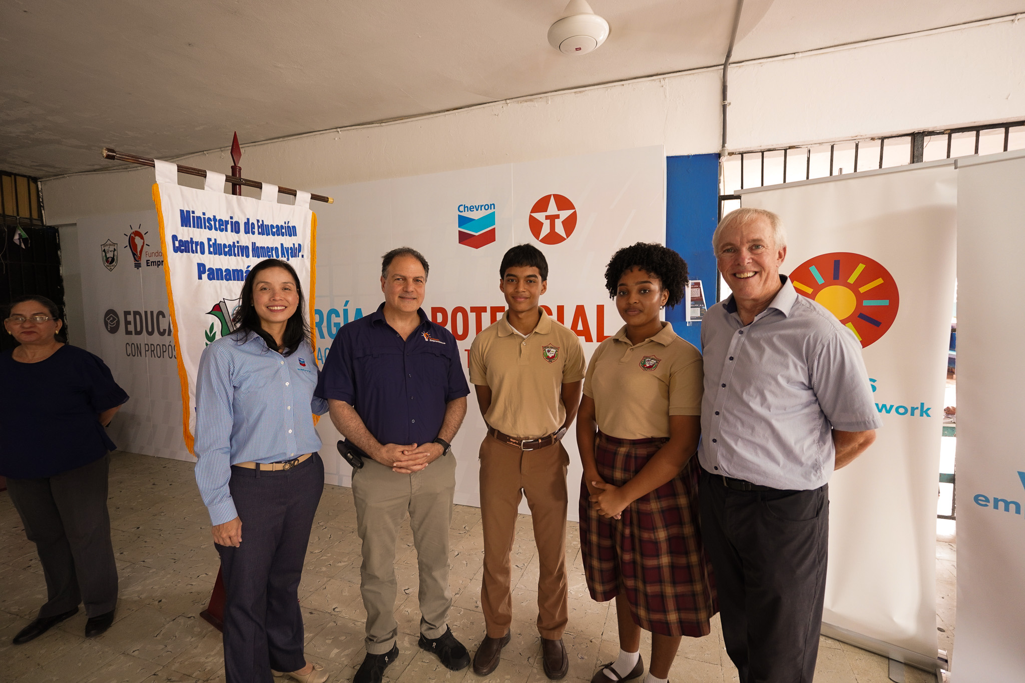 firma de convenio colegio omero ayala  fundación emprendamos